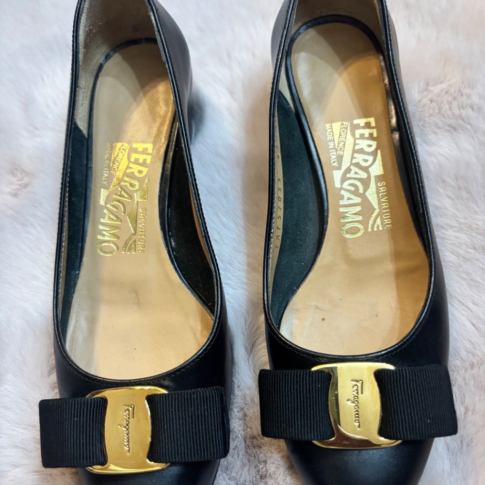 FERRAGAMO Women’s Vara Leather Pumps Sz 4 B Black/Gold - Picture 6 of 9